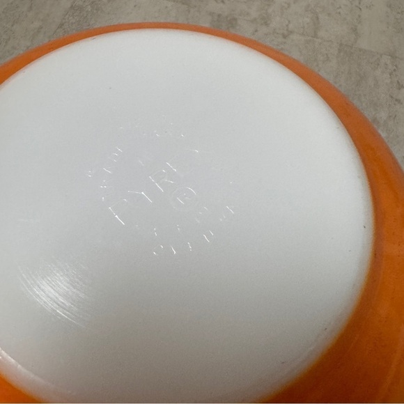 Vintage Pyrex bowl  Flamenglo 2 1/2 quart nesting  mixing bowl - Picture 10 of 11
